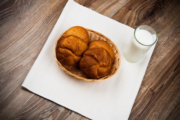 Brood en een glas melk op de houten tafel — Stockfoto