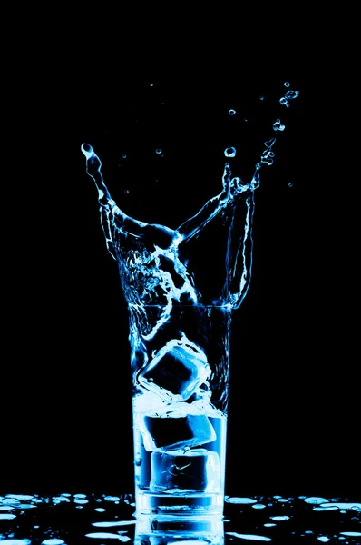 Wasser spritzt ins Glas — Stockfoto