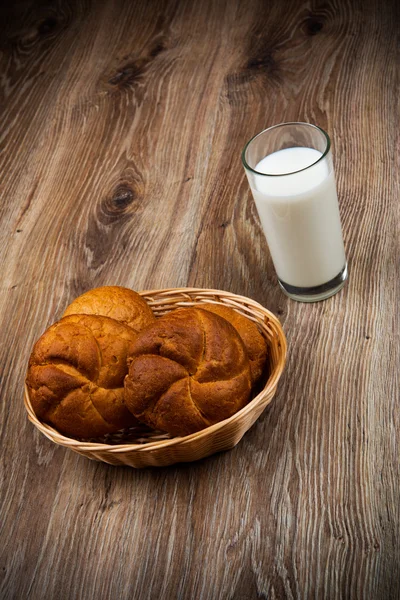 Brood en een glas melk op de houten tafel — Stockfoto