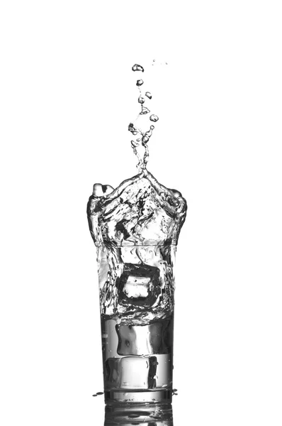 Вода бризкає в склянці — стокове фото