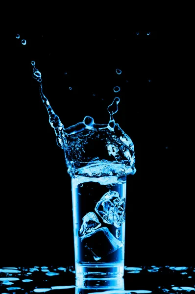 Spruzzi d'acqua nel bicchiere — Foto Stock