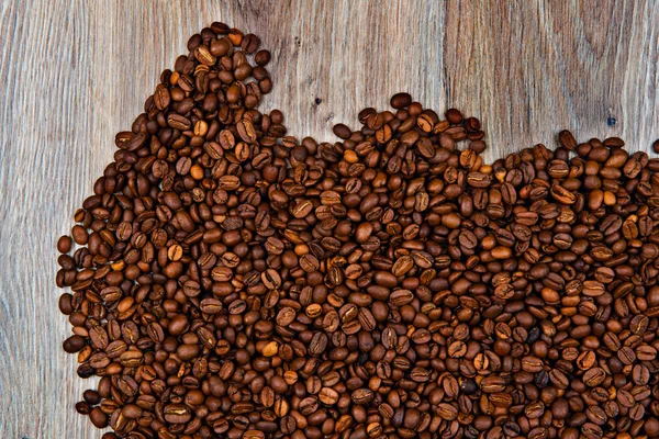 나무 배경에 놓여 있는 커피콩 — 스톡 사진
