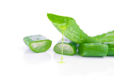 Beyaz arka plan üzerinde izole dilimlenmiş aloe yaprakları