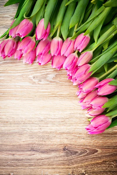 Аромат тюльпанов на деревянном фоне — стоковое фото