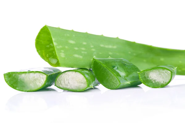 Foglie di aloe tagliate isolate su fondo bianco — Foto Stock