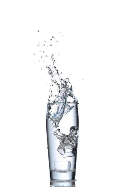 Wasser spritzt ins Glas — Stockfoto