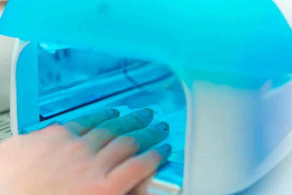Manicure in corso. Lampada UV per unghie — Foto Stock