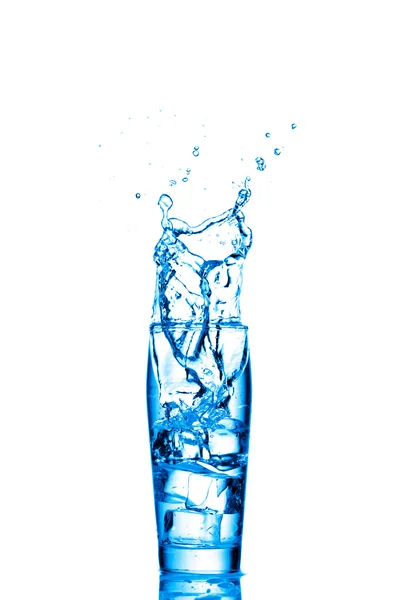 Wasser spritzt ins Glas — Stockfoto