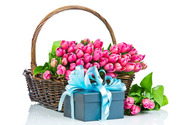 Tulipes roses dans l'osier avec un coffret cadeau — Photo