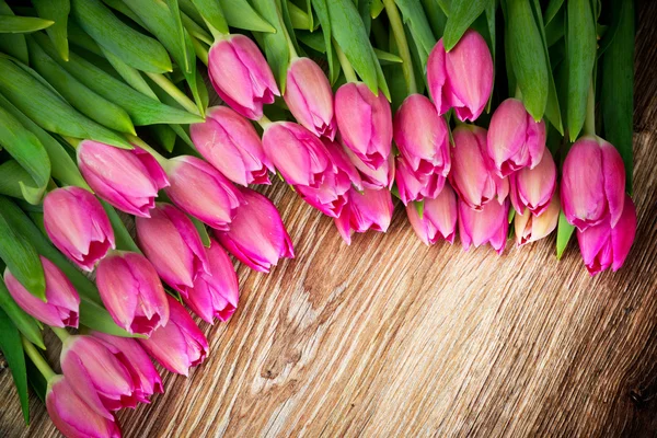 Strauß Tulpen auf Holzgrund — Stockfoto
