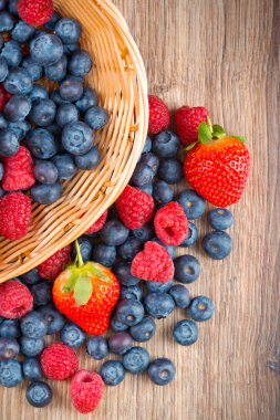 Ahşap arka planda böğürtlenler