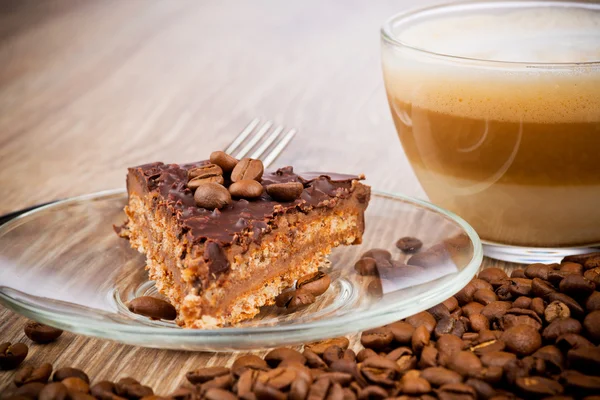 Cup of coffee latte with chocolate cake — Stock Photo, Image