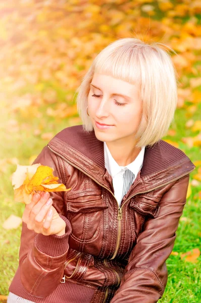 Jeune femme dans le parc — Photo