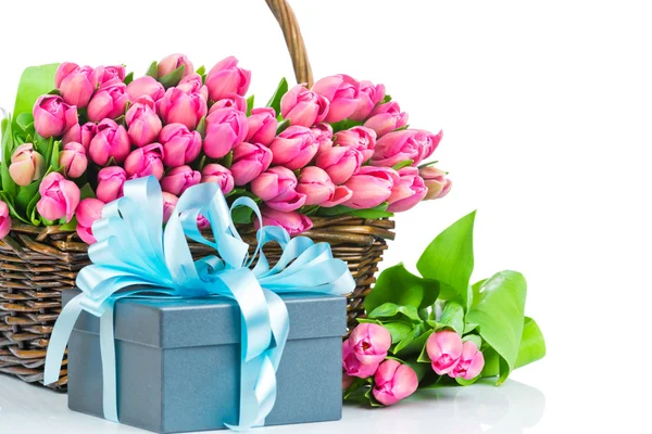 Tulpenblumen und eine Grußkarte — Stockfoto