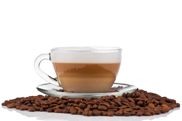 Secangkir kopi latte dengan biji kopi — Stok Foto