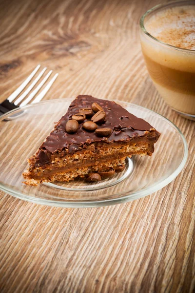 Taza de café con leche y pastel de chocolate —  Fotos de Stock