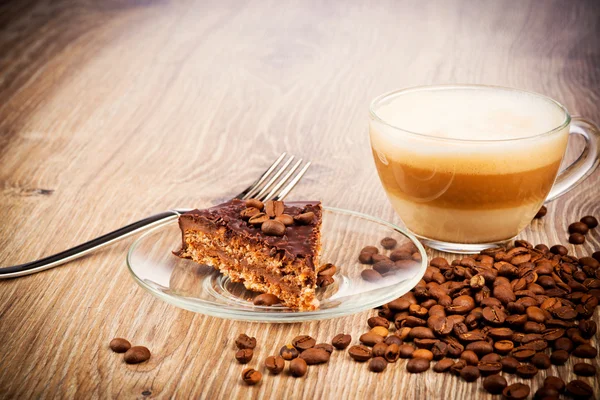 Cup of coffee latte with chocolate cake — Stock Photo, Image