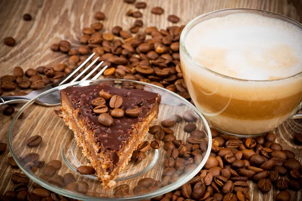 Cup of coffee latte with chocolate cake — Stock Photo, Image