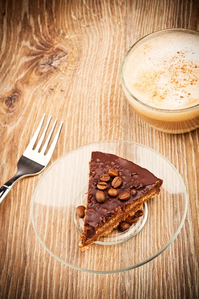 Taza de café con leche y pastel de chocolate —  Fotos de Stock