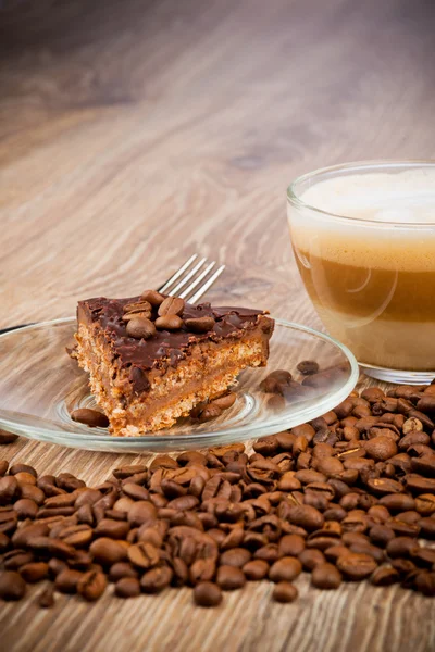Secangkir kopi latte dengan kue cokelat — Stok Foto