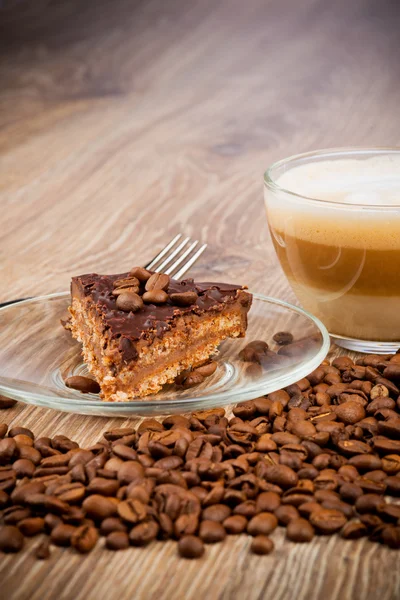 Cup of coffee latte with chocolate cake — Stock Photo, Image