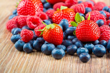 Ahşap arka planda böğürtlenler