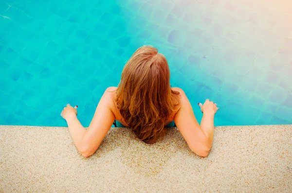 Jonge vrouw ontspannen bij het zwembad — Stockfoto