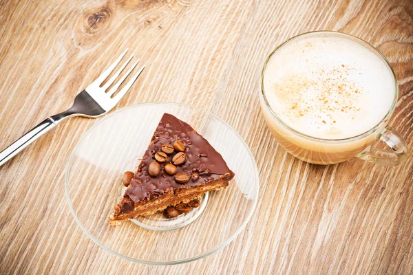 Taza de café con leche y pastel de chocolate —  Fotos de Stock