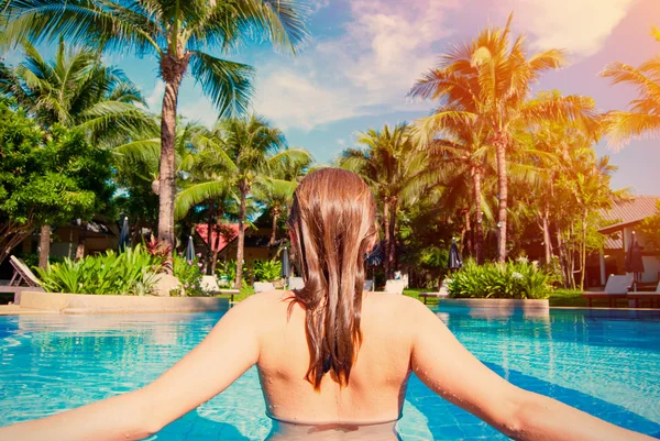 Vrouw ontspannen in het zwembad — Stockfoto