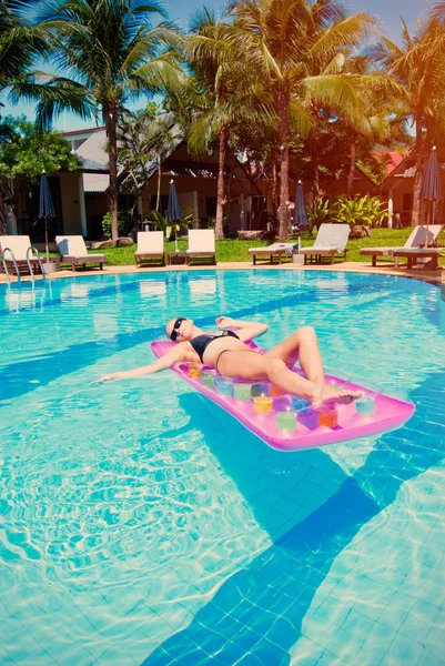 Mulher sexy relaxante na piscina exterior — Fotografia de Stock