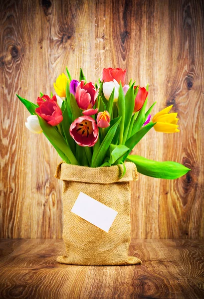 Tulpen im Sack auf Holzgrund mischen — Stockfoto