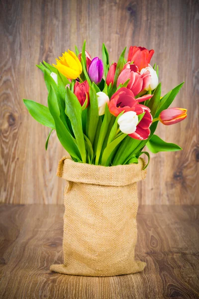 Tulpen bloemen in de zak — Stockfoto