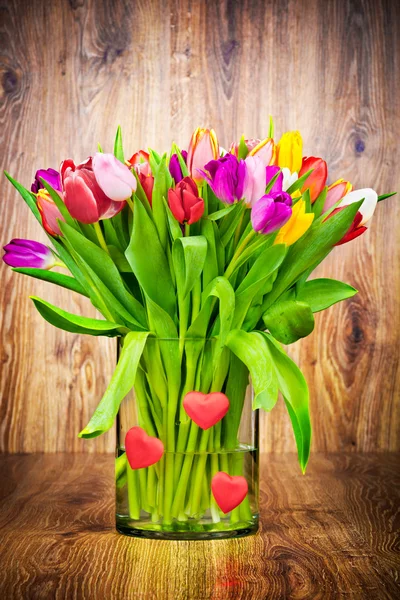 Tulpen in der Vase auf Holzgrund — Stockfoto