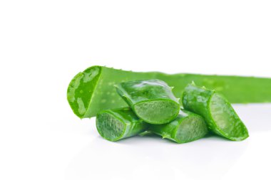 Aloe yaprakları dilimlenmiş