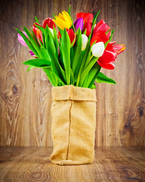 Tulipanes flores en el saco — Foto de Stock