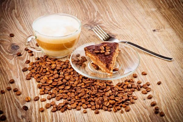 Secangkir kopi latte dengan kue cokelat — Stok Foto