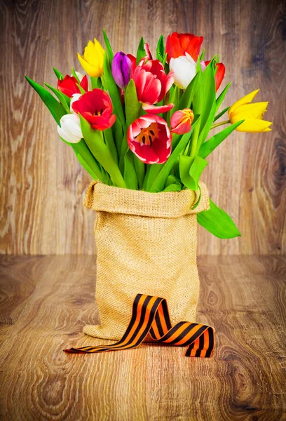 George wstążki i tulipany — Zdjęcie stockowe