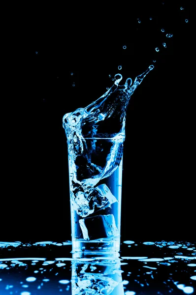 Glas water met ijsblokjes — Stockfoto
