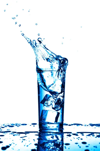 Szklanka wody z kostkami lodu — Zdjęcie stockowe