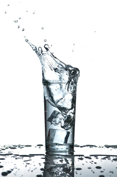 Glas water met ijsblokjes — Stockfoto