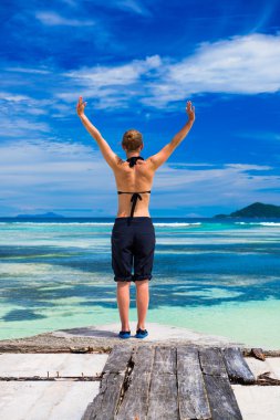 İskelede bir kadın