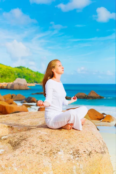 Mulher meditando — Fotografia de Stock