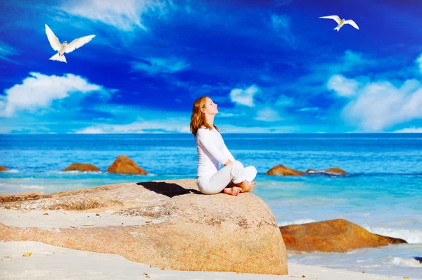 Mujer meditando —  Fotos de Stock