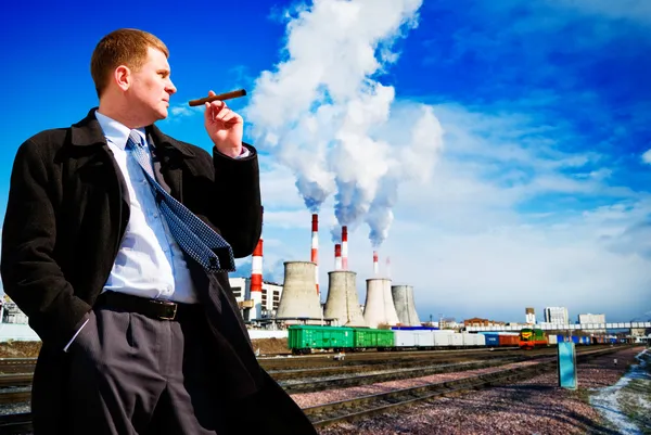 Affärsman med cigarr — Stockfoto