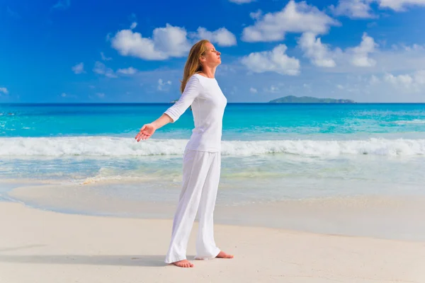 Woman near the ocean — Stock Photo, Image