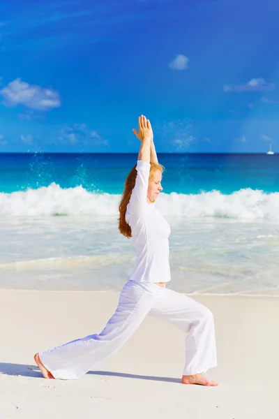 Woman practicing yoga — Stock Photo, Image