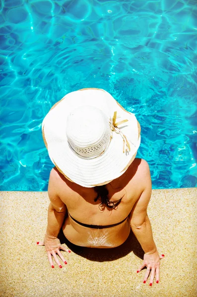 Woman by pool — Stock Photo, Image