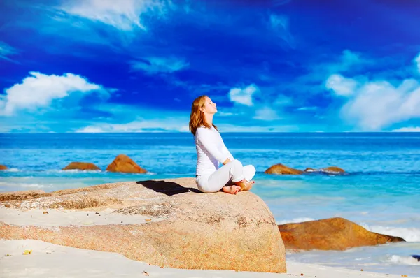 Mulher meditando — Fotografia de Stock