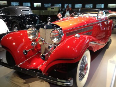 j ulusal bayrak renkleri içinde bandaj ile kapalı piggy zengin banka