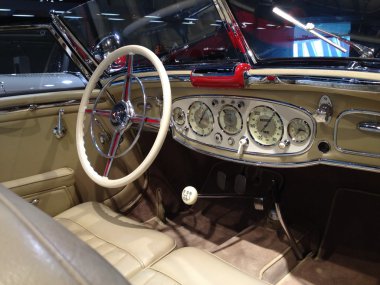 j ulusal bayrak renkleri içinde bandaj ile kapalı piggy zengin banka